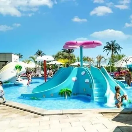 Azizi Beachfront & Pool Langa Plaja Gym * Năvodari