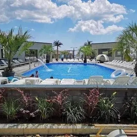 Apartment Azizi Beachfront & Pool Langa Plaja Gym